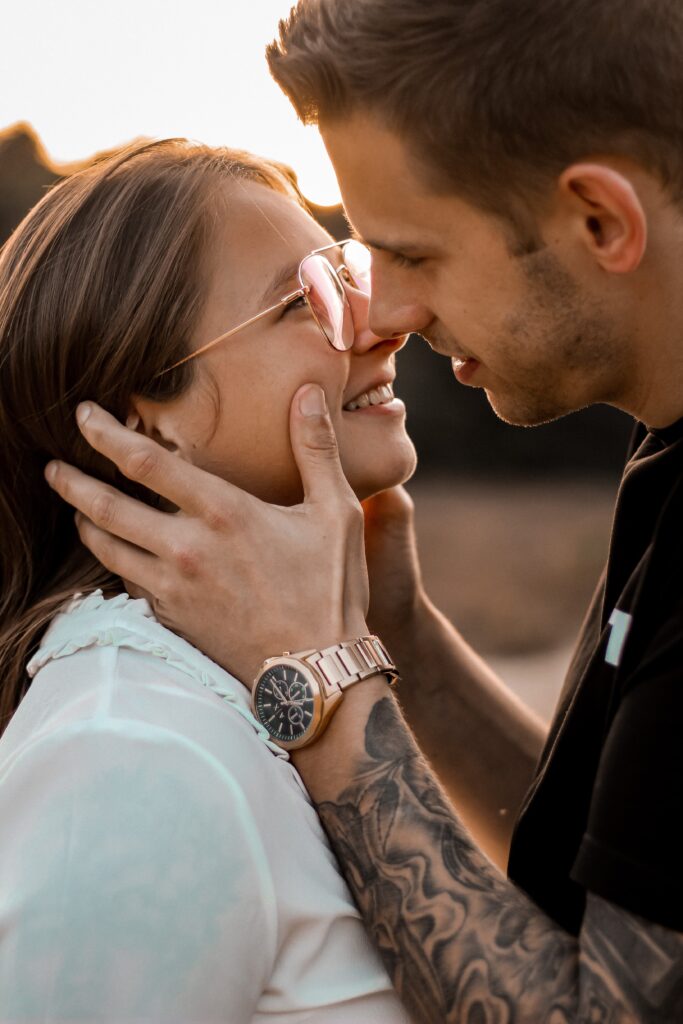 Portret van koppel, jongen met tatoeages en meisje met mooie bril - portretfotografie door Chabelie Fotografie in Sint-Truiden