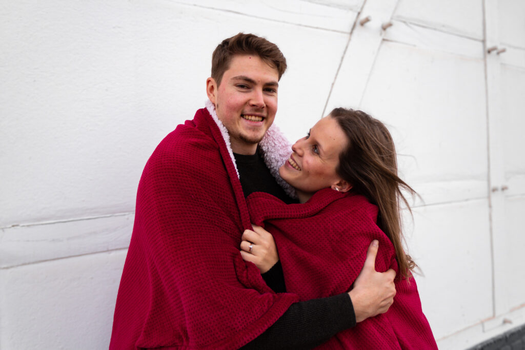 Mieke en Mike onder een rood dekentje in het Begijnhof van Sint-Truiden - winterportret door Chabelie Fotografie