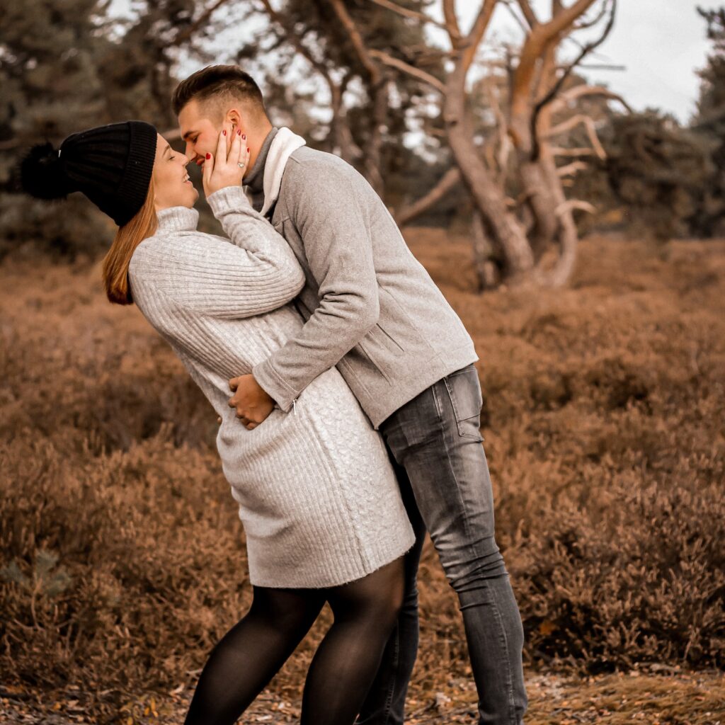 Jong koppel geniet van een fotoshoot in de natuur in Limburg - portretfotografie door Chabelie Fotografie